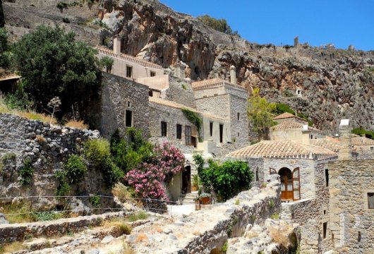 Dans la citadelle byzantine de Monemvasia, un ensemble de trois maisons en pierre restaurées avec terrasses panoramiques ...