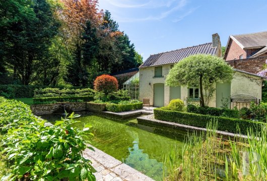 À 25 km de Bruxelles, face à l'abbaye de Bois-Seigneur-Isaac, une demeure bourgeoise du 19e s. et son jardin ...