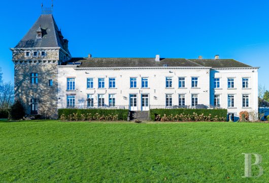 À 50 minutes de Bruxelles, une large demeure, sa tour médiévale et son parc d'environ 4ha