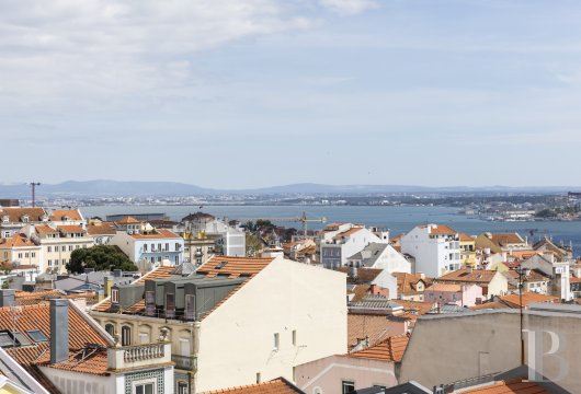 Au cœur historique de Lisbonne, un appartement du 19e siècle avec balcon dominant le Tage