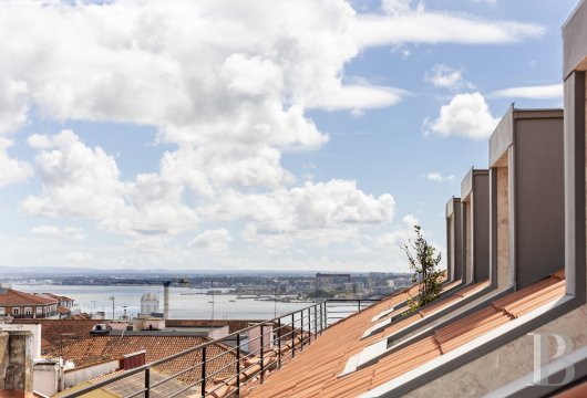 Au Chiado, dans le Palais Ficalho, un duplex aux balcons donnant sur le Tage et la ville