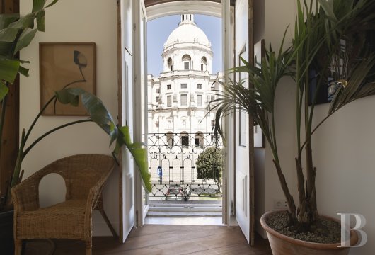 À Lisbonne, face au Panthéon National, un appartement pombalin rénové aux vues sur le Tage