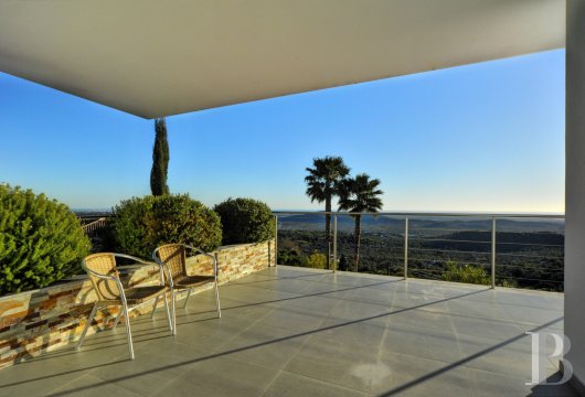 Entre Loulé et l'Atlantique, en Algarve, une villa moderne en position dominante sur l'océan 