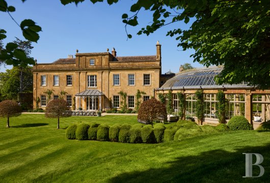 Dans le Somerset, une demeure Regency de 1803 en pierre de Ham, sa verrière courbe et ses jardins structurés