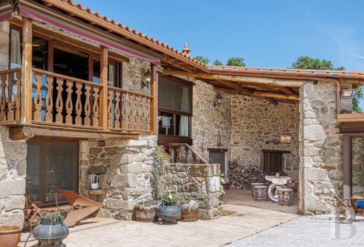 À 45 km d'Ourense, dans la Ribeira Sacra classée au patrimoine mondial de l'UNESCO, une demeure galicienne restaurée ...