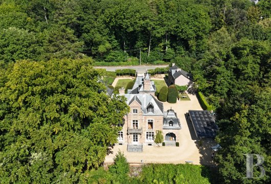 Sur le plateau de la citadelle de Namur, un manoir contemporain et sa conciergerie dominant la Meuse sur 2,4 ha
