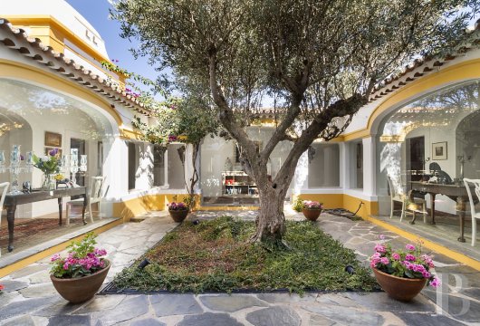 Dans la Serra d'Ossa, un ensemble de tourisme rural traditionnel sur 70 hectares avec demeure principale et bâtiments ...