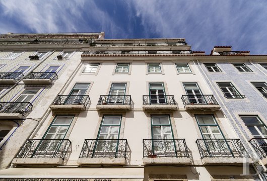 À 50 m de la Cathédrale de Lisbonne, dans le quartier historique de la Sé, un appartement pombalin du 18e s., ...