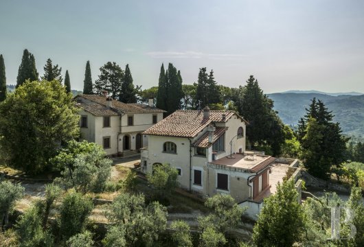 Dominant Florence depuis une colline ensoleillée, une villa avec dépendance sur domaine de 8 hectares