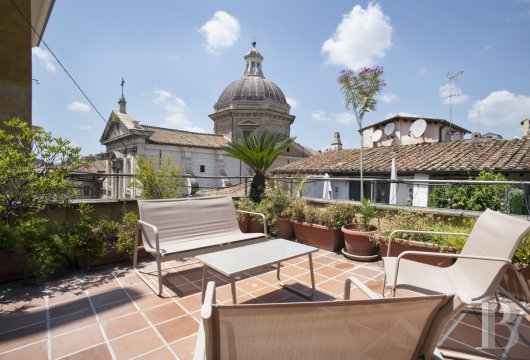 À Rome, un atelier de sculpteur reconverti en appartement de prestige, terrasse dominant les toits et les coupoles