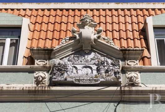 Au cœur de Setúbal, un immeuble de caractère et son patio arboré à reconvertir