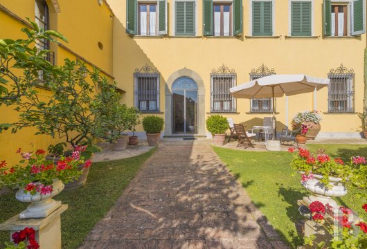 Dans les collines pisanes, une demeure historique et son jardin face au paysage Toscan