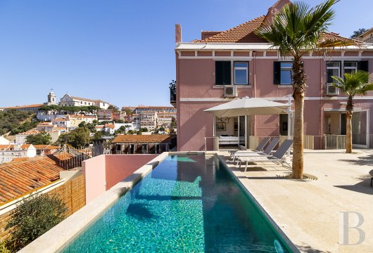 À Lisbonne, dans la rue de Costa do Castelo, un appartement de trois suites avec jardin et piscine