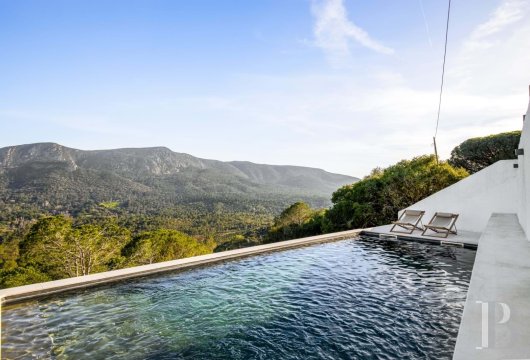 Sur les hauteurs du Parc Naturel d'Arrábida, une architecture contemporaine face à la Serra, ses terres et son ...