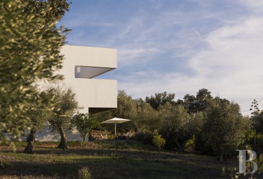 Dans l'Alentejo, à 20 km d'Évora, une villa contemporaine et ses dépendances dans une oliveraie centenaire sur ...