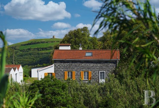 À São Miguel, dans la paroisse de Ginetes, une maison de pierre volcanique restaurée face à la mer