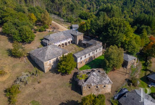 À Fonsagrada, un ensemble architectural en pierre avec chapelle et maison de gardien sur près de 1,7 ha