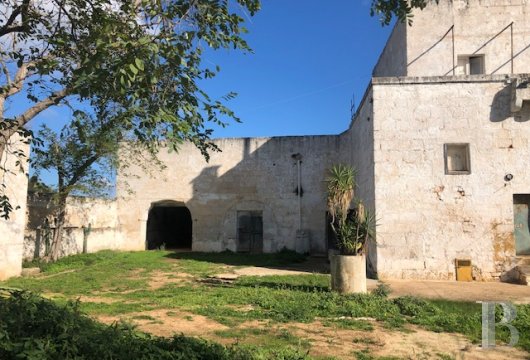 À Carovigno, dans les Pouilles, une ancienne masseria de 900 m² face à la mer au cœur de 28 hectares de terres ...