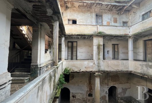 Dans le centre historique de Brindisi, un palais baroque édifié en 1692