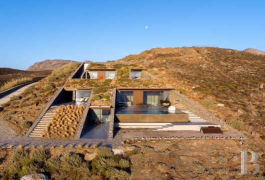 À Serifos, près d'Agios Sostis, une villa contemporaine de 365 m² face à la mer Égée