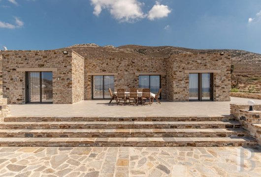 Dans les Cyclades, sur l'île de Naxos, trois villas propices à l'accueil et à la villégiature face à la mer ...