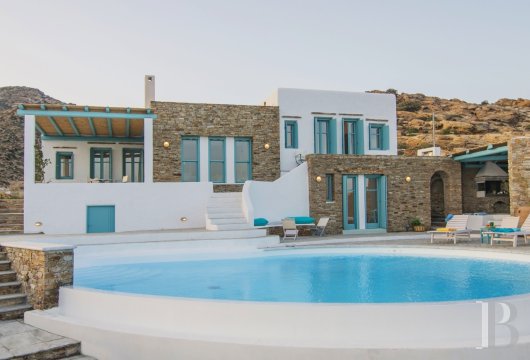 À Magganari, une villa de 200 m² avec piscine à débordement sur un terrain de 900 m²