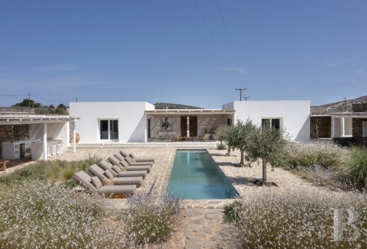 À Antiparos, une villa de 219 m² avec quatre chambres et piscine sur un terrain de 4 633 m²