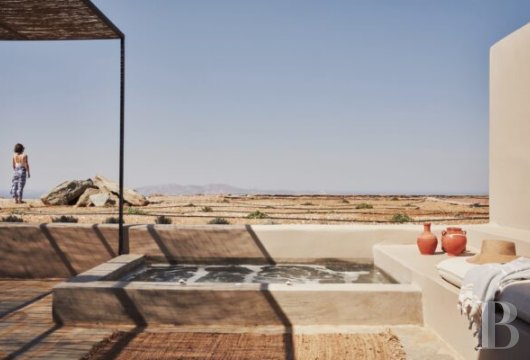 À Isternia, Tinos, un hôtel face à l'Égée, inspiré par la sagesse des caves cycliques