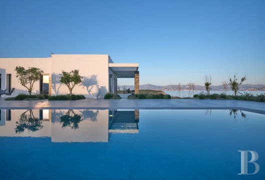 À Paros, au nord-est de l'île, une villa d'environ 575 m² en bord de mer 