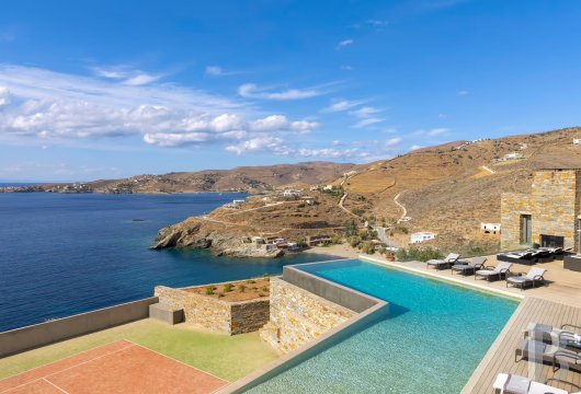 À Kea, une villa d'architecte face à l'Égée, entre terrasses et jardin méditerranéen