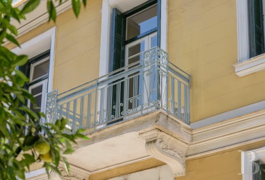 Dans les rues d'Athènes, un immeuble néoclassique de 354 m² sur quatre niveaux édifié au début du XX? siècle, ...