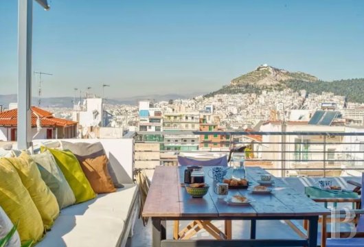 À Athènes, au 8ème étage, un appartement avec de vastes terrasses