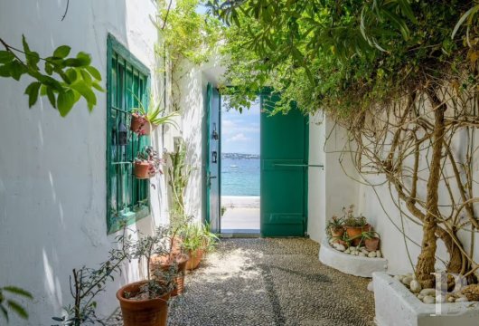 À Spetses, une maison de 400 m² avec jardin arboré de 610 m²