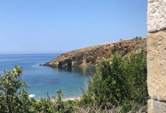 Entre Géroliménas et Vathia, dans le Magne, une maison en pierre à rénover, avec accès direct à une crique ...
