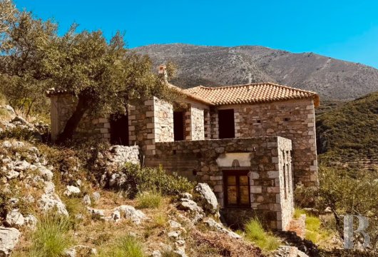 Dans le Mani, au Péloponnèse, une maison de 188 m² à rénover sur un terrain de 1 030 m² avec vue sur la mer