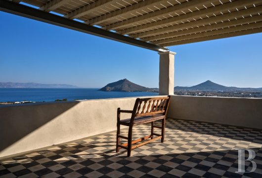 À Isterni, une villa d'architecte contemporaine avec maison d'hôtes et chapelle