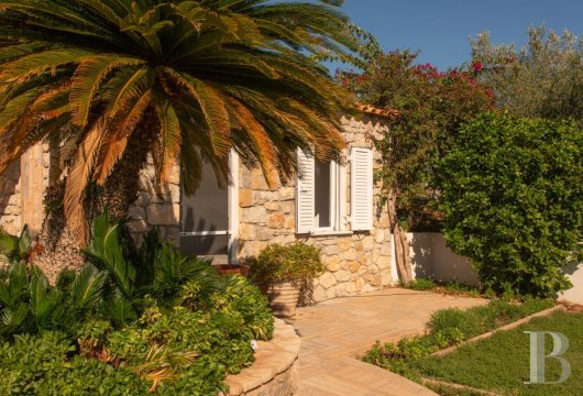 À Petrothalassa, près d'Ermioni, une maison en pierre avec piscine et accès direct à la plage
