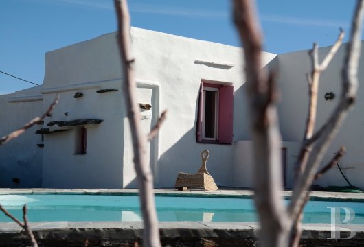 À Sifnos, une propriété avec maison d'hôtes et piscine sur 1 740 m² de terrain arboré