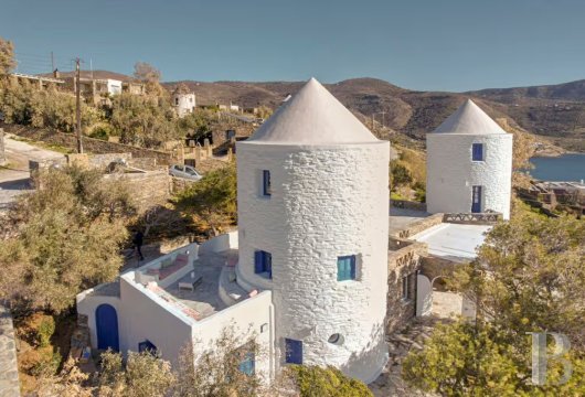 Près des plages de Skiathos, une villa contemporaine de 351 m² avec piscine dans un jardin de pins maritimes
