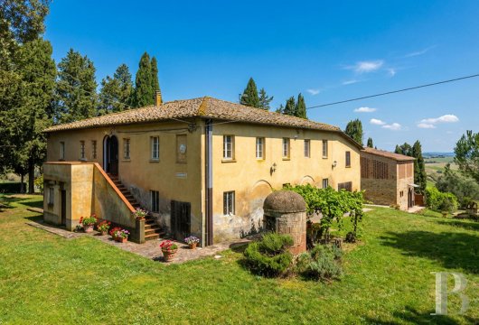 Près de Volterra, une maison en pierre avec 15ha de terrain planté d'oliviers, piscine panoramique et grotte ...