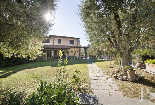 À Riano, une villa d'environ 500 m² avec quelque 2 500 m² de jardin