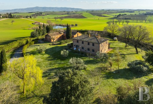 Sur les collines entre Ombrie et Toscane, un casale avec vue panoramique sur le lac Trasimène