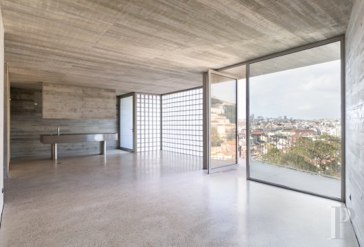 À Lisbonne, un appartement dans un immeuble réhabilité par Pedro Domingos, face aux toits du château de São ...