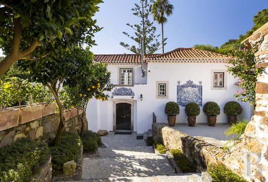 Dans le Parc Naturel de Sintra-Cascais, à un kilomètre du Cabo da Roca, une demeure restaurée sur d'anciennes ...