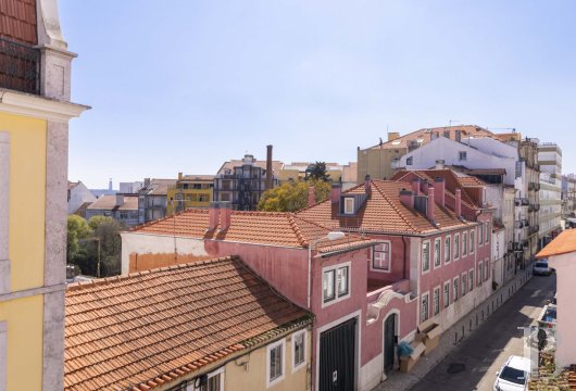 À Lisbonne, dans un immeuble pombalin de Campo de Ourique, un appartement de trois chambres aux éléments d'origine ...