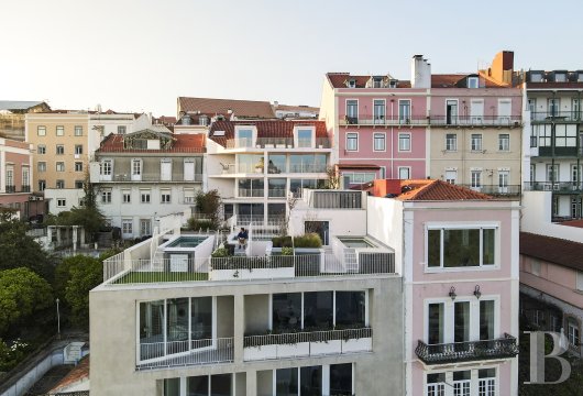 À Lisbonne, dans le quartier de Santos, un duplex avec piscine privative, face au Tage