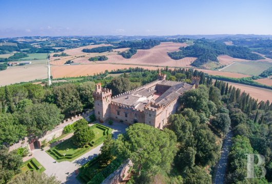 Entre Florence et Sienne, une forteresse toscane du 15e s., avec 1 200 ha de vignes et d'oliveraies