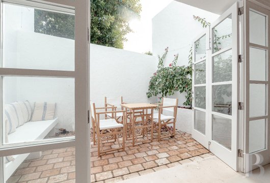 Dans la vieille ville de Ciutadella, une maison sur quatre niveaux avec deux cours intérieures