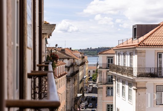 Au Chiado, dans un immeuble pombalin réhabilité, un studio avec plafonds décorés et cheminée d'époque