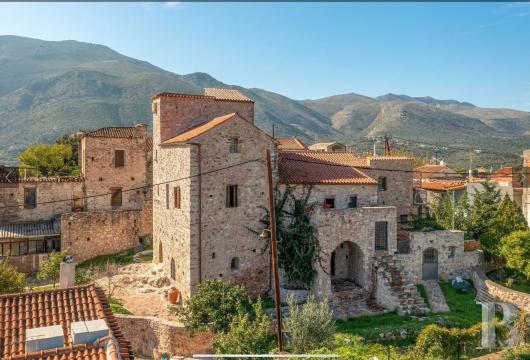 Dans le Mani laconien, au Péloponnèse, une tour fortifiée de 1600, avec vue panoramique sur la mer
